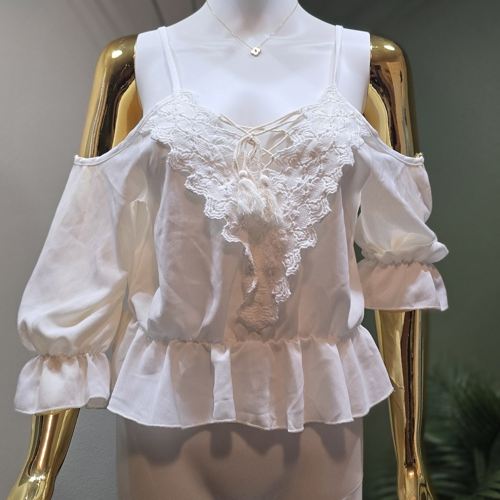 NEW MODE White blouse with an embroidery detail in the center